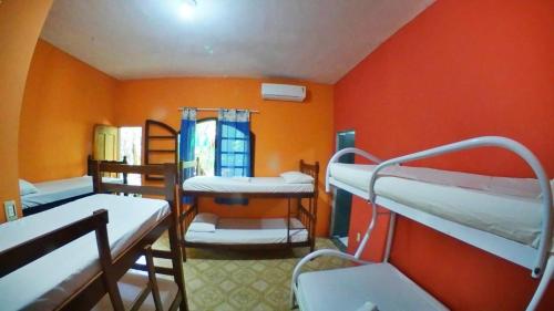 Uma ou mais camas em beliche em um quarto em Casarão Hostel e Pousada