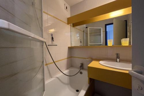 une salle de bain avec douche et lavabo dans l'établissement Appartement La Rotonde à Port Bourgenay, à Talmont-Saint-Hilaire