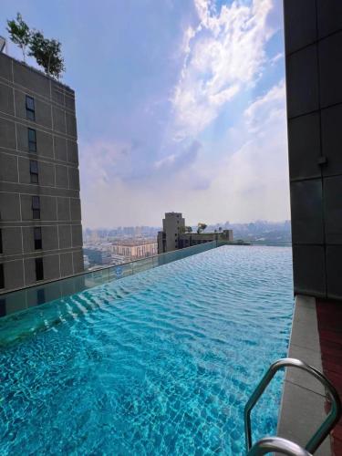 a large swimming pool on top of a building at Family Gathering with Bathtub in Icon City, 12 Pax near Bandar Sunway in Petaling Jaya