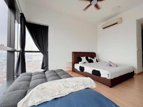 1 Schlafzimmer mit 2 Betten und einem großen Fenster in der Unterkunft Family Gathering with Bathtub in Icon City, 12 Pax near Bandar Sunway in Petaling Jaya