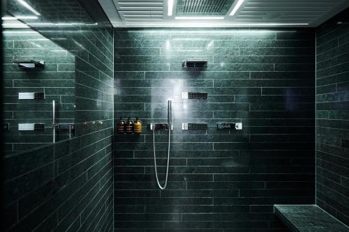 Bilik mandi di Widder Hotel - Zurichs Luxury Hideaway