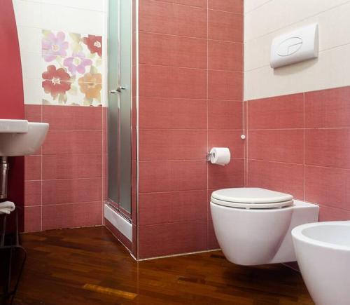 een badkamer met een toilet en een wastafel bij Centro Città City Suite in Bari