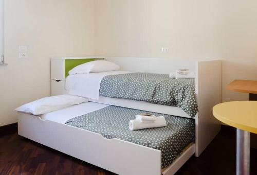 2 camas en una habitación pequeña con mesa en Centro Città City Suite, en Bari
