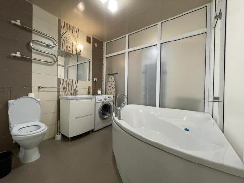 Kamar mandi di Квартира с гостиничным сервисом бизнес-класса с большой ванной и Smart-TV