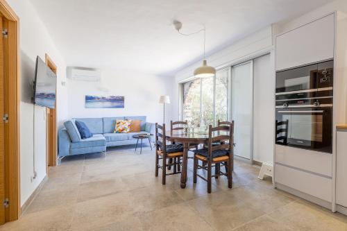 un salon avec une table et un canapé bleu dans l'établissement Belle Vue de Fogata, à Corbara