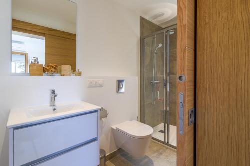 une salle de bain avec toilettes, lavabo et douche dans l'établissement Belle Vue de Fogata, à Corbara
