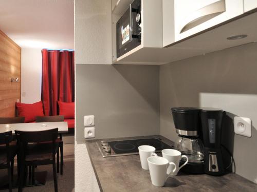 une cuisine avec une cafetière sur un comptoir dans l'établissement Studio Rénové 3/4 Pers, Pied des Pistes, Balcon, La Plagne - FR-1-181-2434, à La Plagne Tarentaise