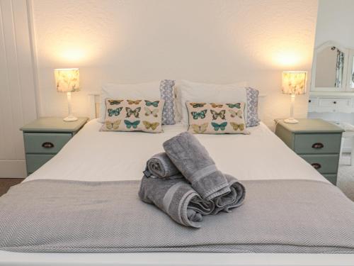 1 dormitorio con 1 cama con toallas en 2 Cross View en Berwick-Upon-Tweed
