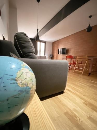 a living room with a couch and a globe at Apartamentos Laurel in Logroño