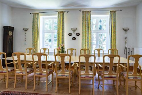 comedor con mesa y sillas en Alter Pfarrhof Rambow Wohnung 1, 