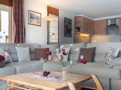 ein Wohnzimmer mit einem Sofa und einem Couchtisch in der Unterkunft Apartment Grand Panorama B2 by Interhome in Nendaz
