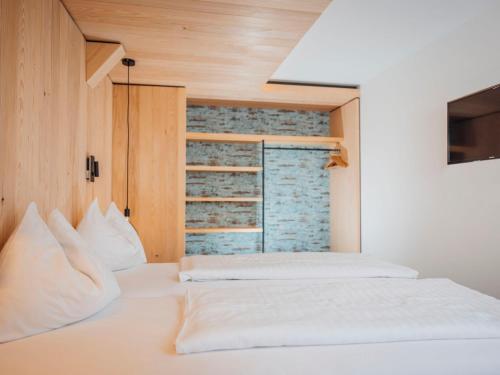 een slaapkamer met 2 witte bedden en een raam bij Apartment Roman by Interhome in Stams