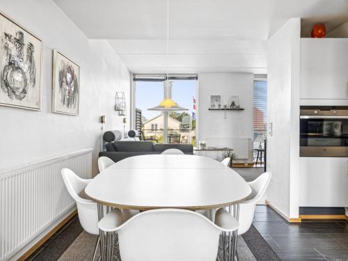 - une salle à manger blanche avec une table et des chaises blanches dans l'établissement Apartment Kimi - 100m from the sea in Western Jutland by Interhome, à Havneby