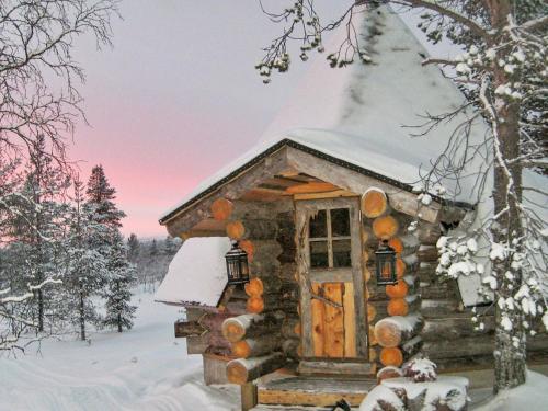 een kleine blokhut in de sneeuw met sneeuw bij Holiday Home Kelopirtti a by Interhome in Saariselkä