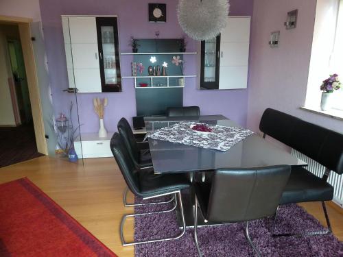 ein Esszimmer mit einem Tisch und schwarzen Stühlen in der Unterkunft Holiday Home Bellevue by Interhome in Bad Sachsa