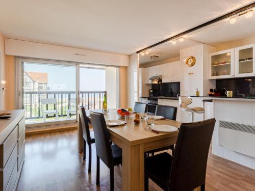 eine Küche und ein Esszimmer mit einem Tisch und Stühlen in der Unterkunft Apartment Cap Cabourg-31 by Interhome in Cabourg
