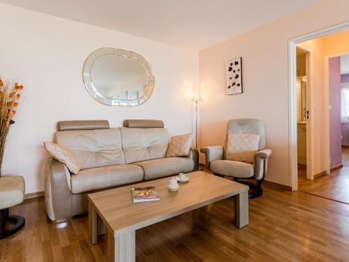 ein Wohnzimmer mit einem Sofa und einem Tisch in der Unterkunft Apartment Cap Cabourg-31 by Interhome in Cabourg