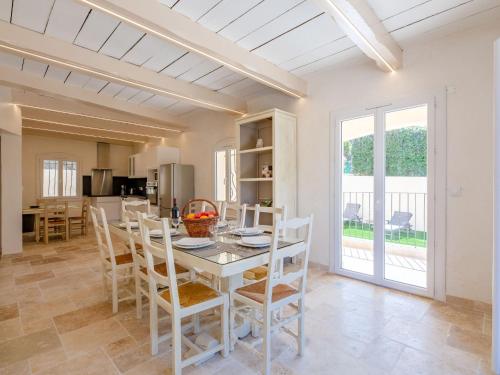 une cuisine et une salle à manger avec une table et des chaises dans l'établissement Holiday Home Malanuit by Interhome, à Bauduen