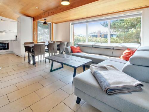 uma sala de estar com um sofá e uma mesa em Holiday Home Nalin - 500m from the sea in Western Jutland by Interhome em Lakolk