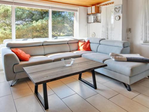 uma sala de estar com um sofá e uma mesa de centro em Holiday Home Nalin - 500m from the sea in Western Jutland by Interhome em Lakolk