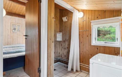 ein Bad mit einem WC und einem Waschbecken in der Unterkunft Gorgeous Home In Fan With Kitchen in Fanø
