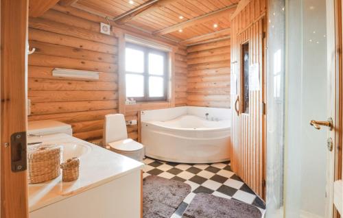 y baño con bañera, aseo y lavamanos. en 3 Bedroom Beautiful Home In Vinderup en Vinderup