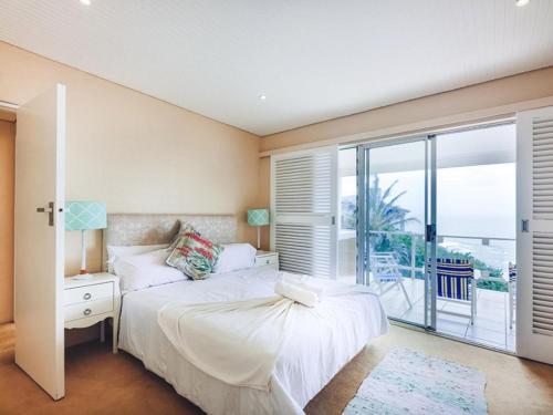 ein Schlafzimmer mit Bett und Blick auf das Meer in der Unterkunft Sea-Cottage Beachfront Accommodation in Sheffield Beach