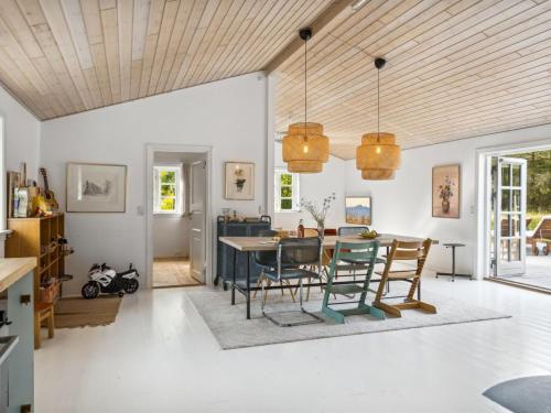 comedor y sala de estar con mesa y sillas en Holiday Home Mella - 625m from the sea in Sealand by Interhome, en Højby