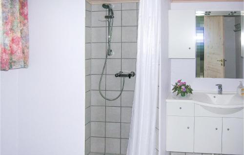 y baño con ducha y lavamanos. en 3 Bedroom Beautiful Home In rsted, en Kare