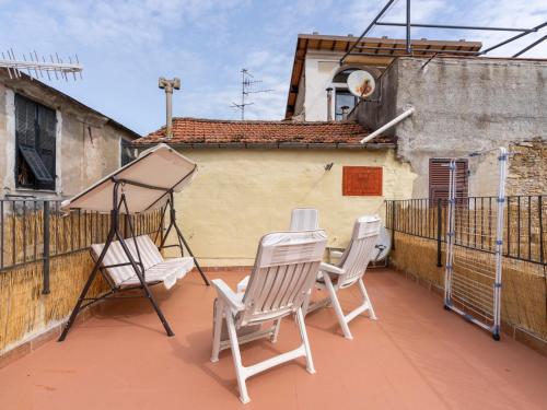 2 stoelen en een camera op een balkon bij Apartment Elisa by Interhome in Imperia