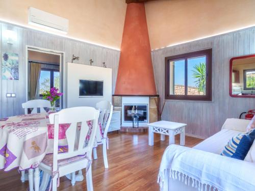 - un salon avec une table et une cheminée dans l'établissement Villa Sa Teulada by Interhome, à Santa Margalida