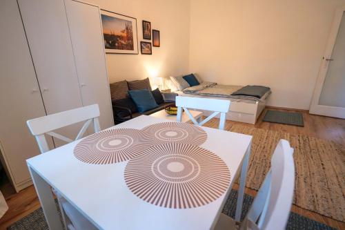 ブダペストにあるLavender Apartmentのテーブルと椅子、リビングルームが備わる客室です。