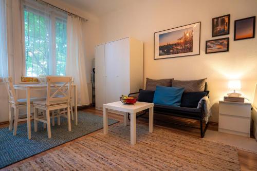 sala de estar con sofá y mesa en Lavender Apartment, en Budapest