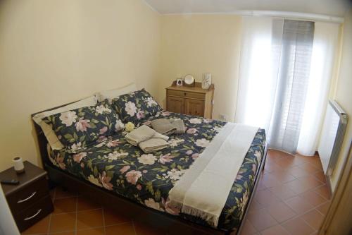 sypialnia z łóżkiem z narzutą kwiatową w obiekcie Casa Vacanze Donna Lucia w mieście Castel di Sangro