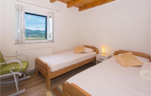 1 dormitorio con 2 camas y ventana en Awesome Home In Bajagic With Jacuzzi, en Bajagić
