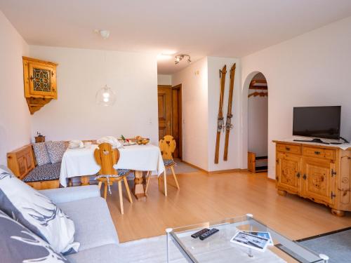 TV a/nebo společenská místnost v ubytování Apartment Chesa Palüdin 10 - Pontresina by Interhome