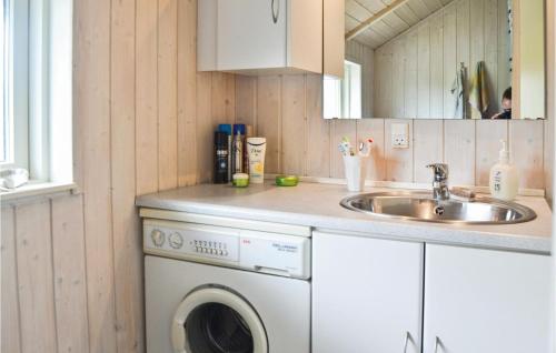 eine Küche mit einer Waschmaschine und einem Waschbecken in der Unterkunft Nice Home In Vinderup With Kitchen in Vinderup