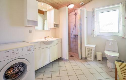a bathroom with a washing machine and a toilet at Awesome Home In Snedsted With 3 Bedrooms in Snedsted