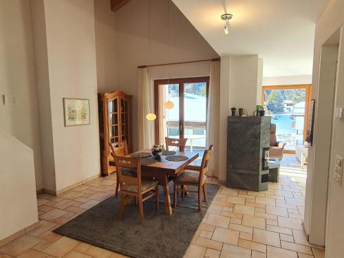 uma sala de jantar com mesa e cadeiras em Apartment Ferienwohnung Kinsella by Interhome em Lenzerheide