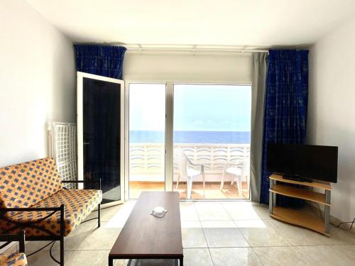 un soggiorno con vista sull'oceano di Apartamento vista mar, a escasos metros de la playa a Tamaduste