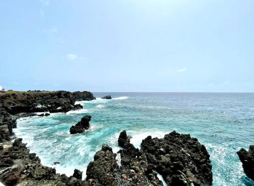 una playa rocosa con vistas al océano en Apartamento vista mar, a escasos metros de la playa, en Tamaduste