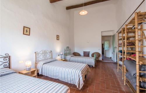 RadicondoliにあるPodere Basilicoのベッドルーム1室(ベッド2台、はしご付)