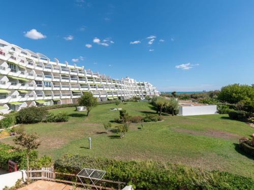 un grand immeuble avec une cour verdoyante dans l'établissement Apartment Les Grenadines-6 by Interhome, à La Grande Motte