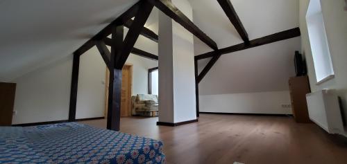 ein Schlafzimmer mit einem Bett in einem Zimmer mit Holzböden in der Unterkunft Haus Oderbruch in Neulewin