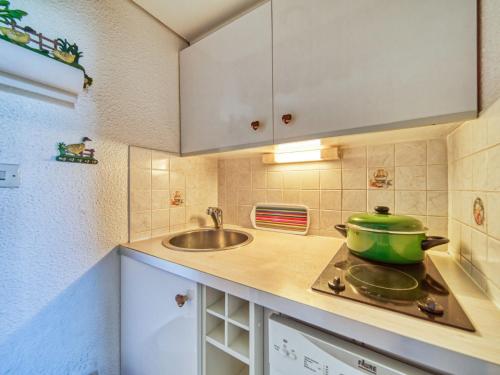 Il comprend une petite cuisine équipée d'une cuisinière et d'un évier. dans l'établissement Studio Lunik Orion-49 by Interhome, au Corbier