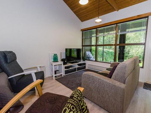 een woonkamer met 2 banken en een flatscreen-tv bij Holiday Home Säästöloma 5 f 22 by Interhome in Nurmes