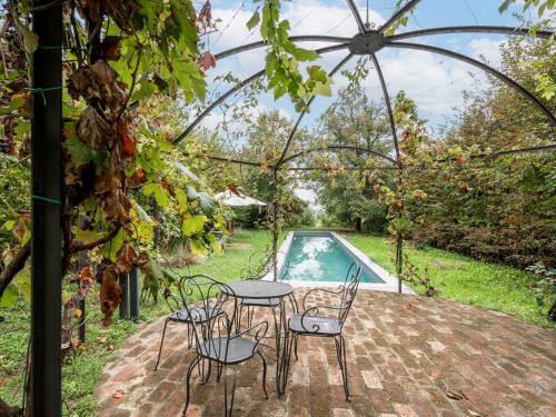 un patio con mesa y sillas y una piscina en Holiday Home Il Roccolo by Interhome, en Ottiglio