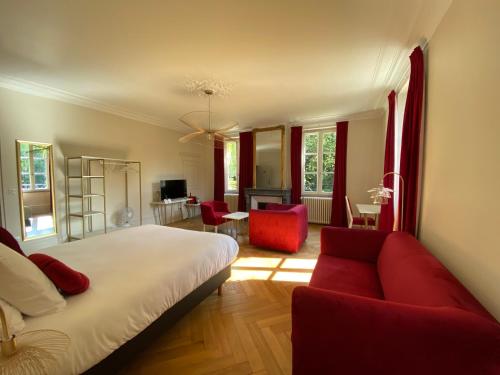 ポンタ・ムッソンにあるLogis HOTEL DU PARCのベッドルーム1室(ベッド1台、赤いソファ付)