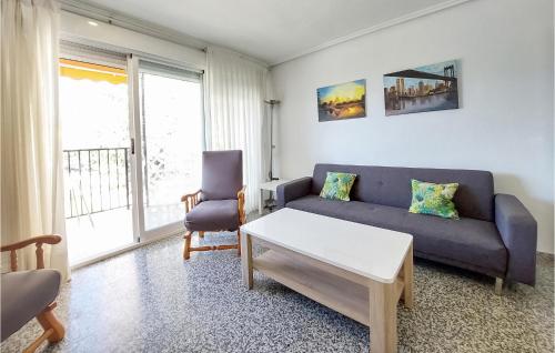 a living room with a couch and a table at Stunning Apartment In Oropesa Del Mar in Oropesa del Mar