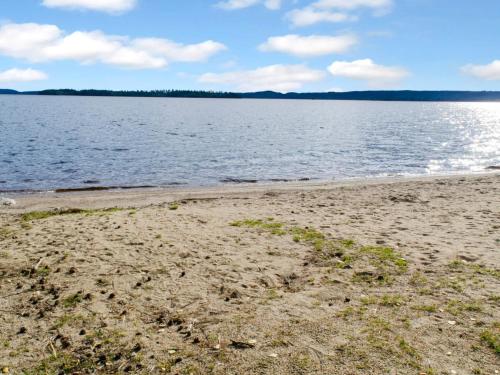 - une plage avec une masse d'eau dans l'établissement Holiday Home Kulta-käkönen 310 by Interhome, à Nurmes